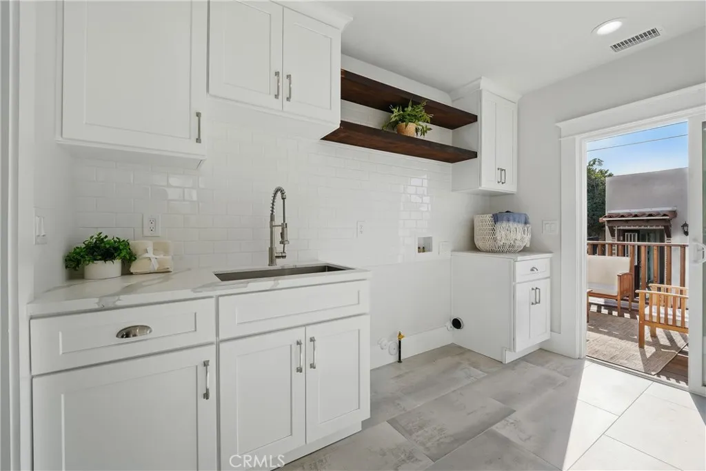 2111 S Bronson Ave, Los Angeles, California 90018 home-pic-20